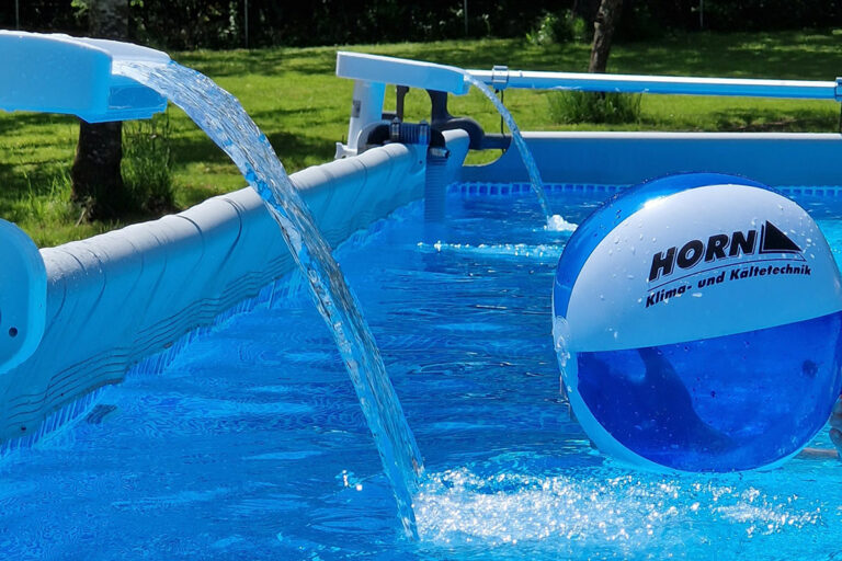 Horn Ball in einem Pool